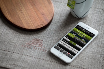 Mobiltelefon på bordet som viser ComeOn hjemmeside