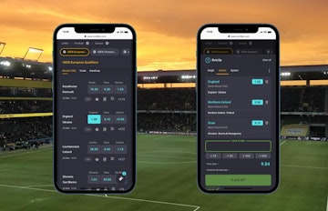To mobiltelefoner som viser oddsspill hos bettingside Coolbet