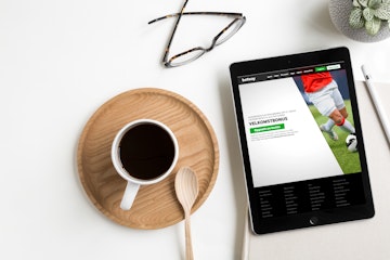 Betway bettingbonus landingside på et nettbrett som ligger på bordet