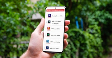 Mobiltelefon i hånd som viser bonuser på nye bettingsider hos Oddsbonuser.nu