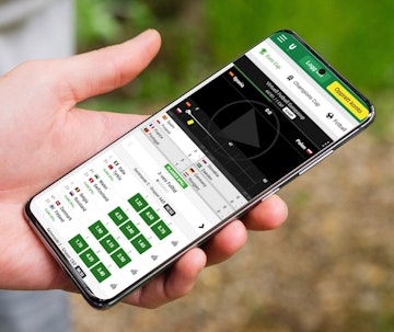 Mobiltelefon som viser odds hos bettingside Unibet
